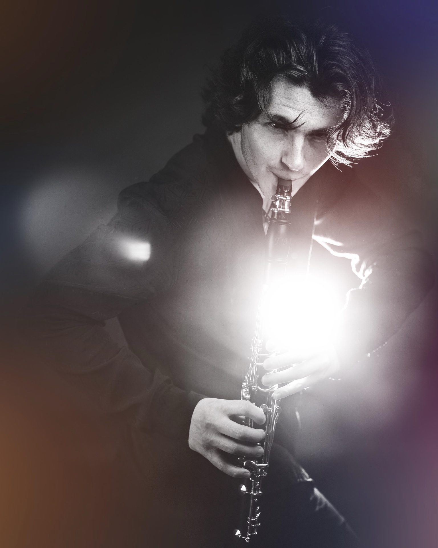 José-Luis Inglés tocando el clarinete bajo un haz de luz