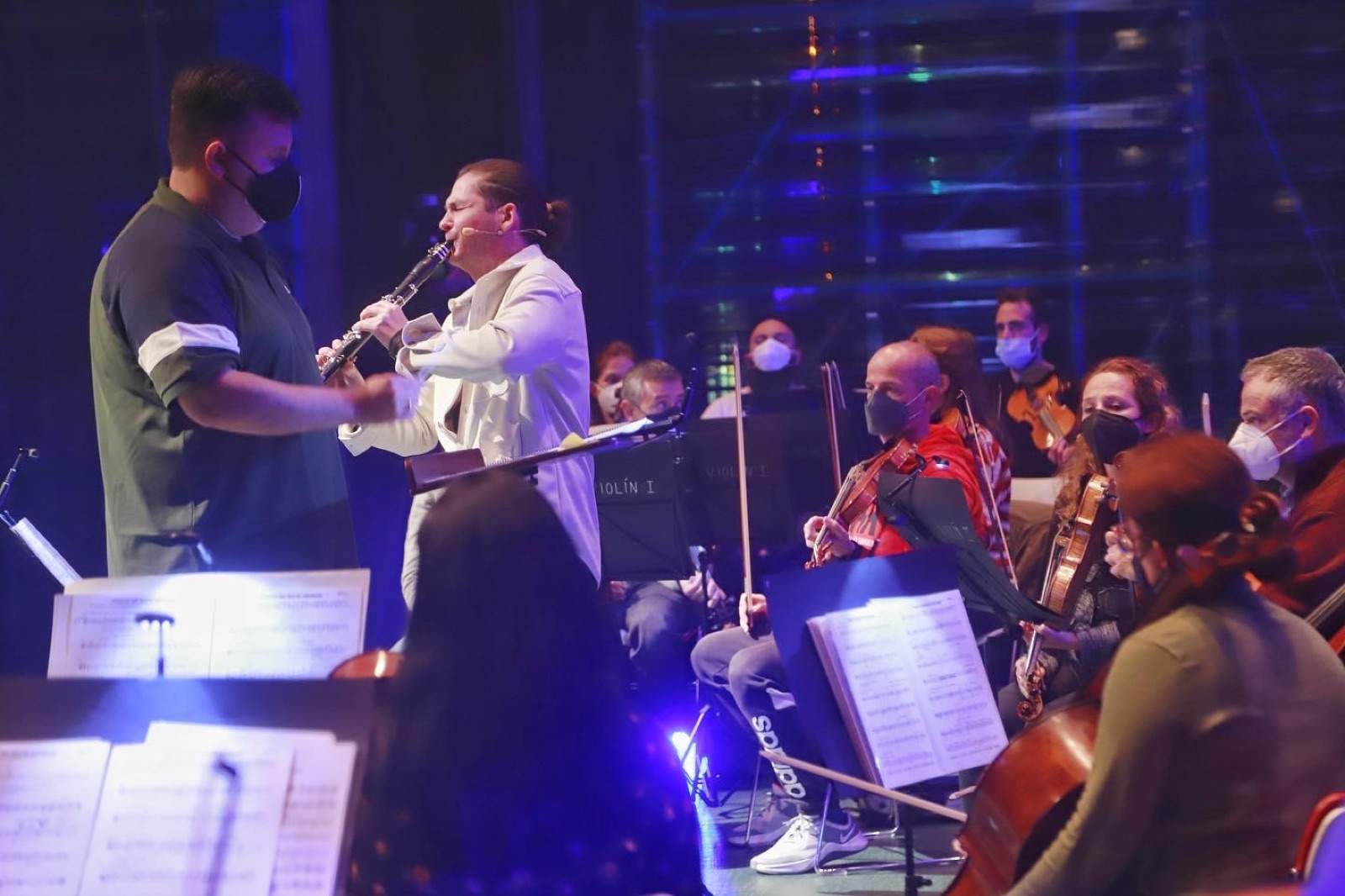 José-Luis Inglés interpretando «Leyendas» con orquesta